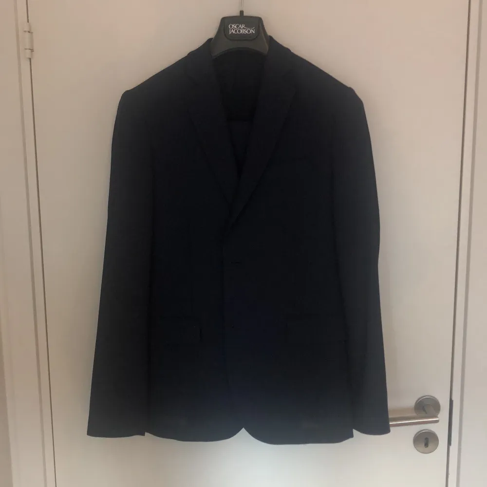 ”Hopper soft comfort wool suit” från J.Lindeberg (nypris 4800kr). Marinblå slimfitkostym (storlek 48) i mycket gott skick. Jag köpte den hösten 2018 och använde den endast en gång på min studentmottagning. . Kostymer.