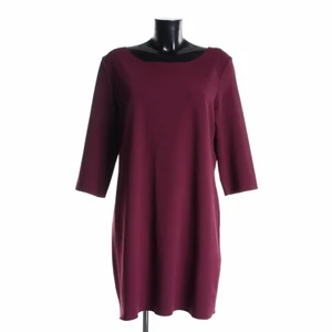 Vinröd klänning i strl 36 - Vinröd klänning med stretch från Amisu. Strl 36. Normal i storlek. Fint skick, endast använd ett fåtal ggr. Djur-och rökfritt.