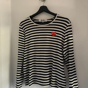 CDG Play tröja - En fin sparsamt använd CDG Play tröja i storlek L (dock är den lite liten i storleken så skulle säga att det är en Unisex M)