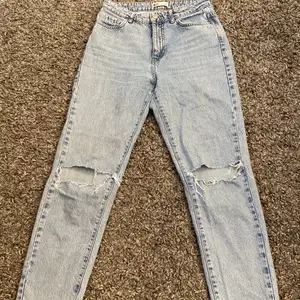 Säljer dessa snygga och sköna jeans då jag känner att dem inte kommit till användning så mycket. Jag säljer dem för 80 Frakt 45kr❣️