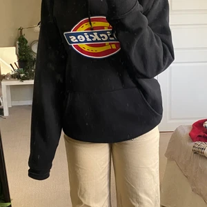 Dickies hoodie  - Köpte denna hoodie av ett spontant beslut och nu känner jag att den måste bort, super skön hoodie i storlek M, sitter lite oversize på mig som brukar ha S vanligtvist💖 köpte för 600nypris säljer nu för 170kr +frakt