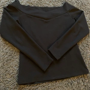 Off-shoulder topp - En gullig oanvänd off-shoulder topp ifrån hm, hur gullig som helst och är perfekt inför sommaren! Strl S, frakt tillkommer💕