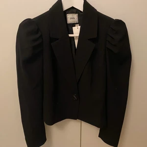 Croppad blazer - Croppad blazer med puffärm, oanvänd i strl 36