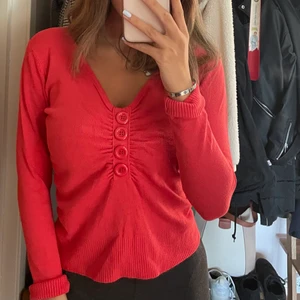 Tröja med kanppar - ✨