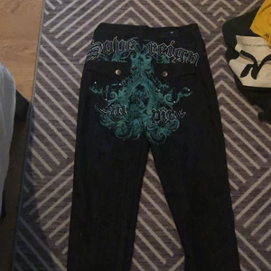 Baggy jeans - Snygga jeans med tryck på rumpan