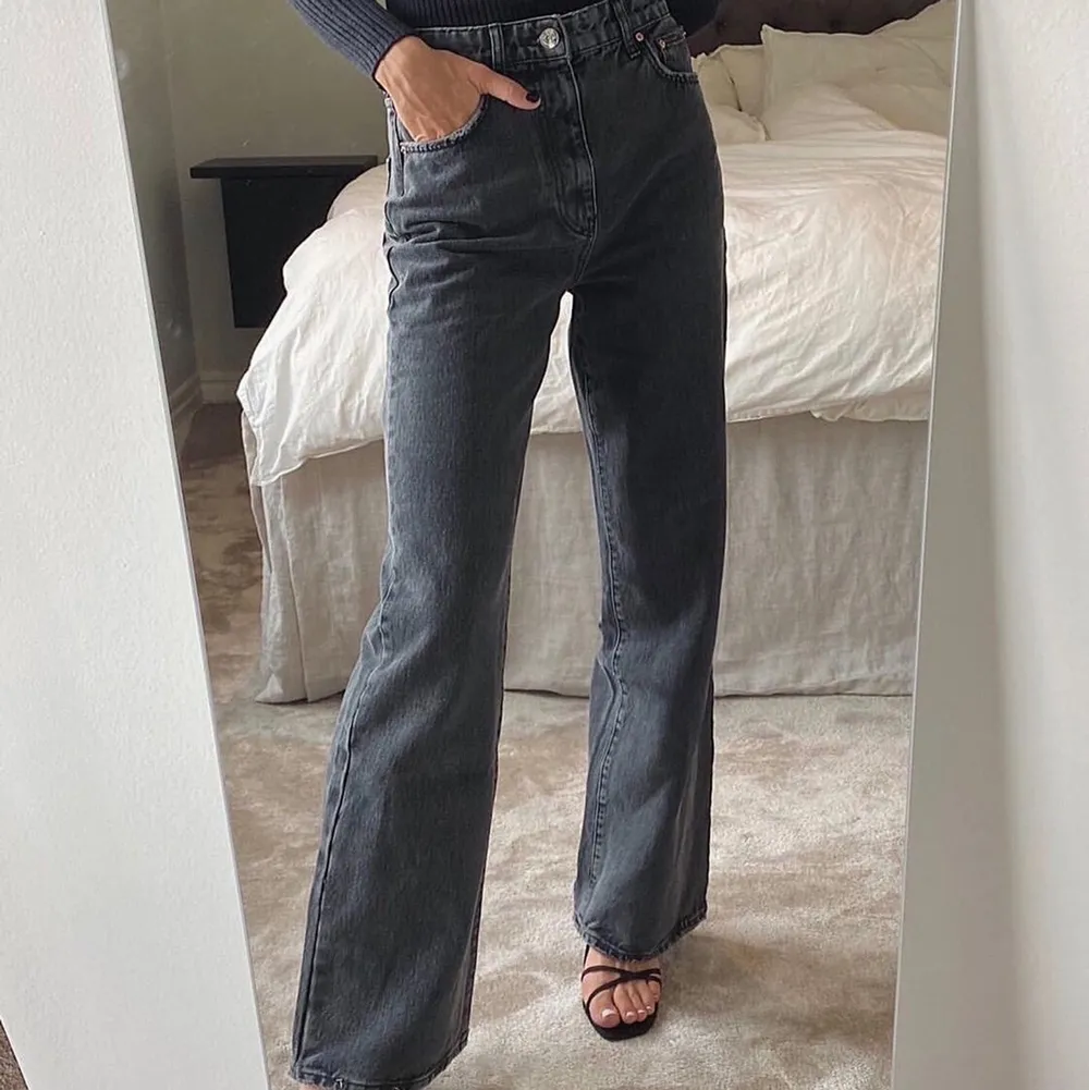 Svarta full length jeans från Zara i storlek 38 men skulle säga att det är mer en 36❤️ möts upp eller fraktar. Passar perfekt till mig som är 170cm då dom slutar precis innan skorna. Jeans & Byxor.