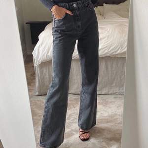 Svarta full length jeans från Zara i storlek 38 men skulle säga att det är mer en 36❤️ möts upp eller fraktar. Passar perfekt till mig som är 170cm då dom slutar precis innan skorna