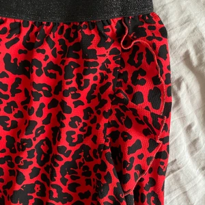 Trendig kjol  - Trendig kjol i det populära leopard mönstret! Har aldrig haft användning för den så den är helt i nyskick!