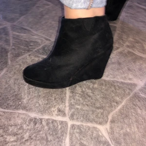 Klakskor  - Säljer dessa klakskor då dem har blivit alldeles försmå för mig! men väldigt snygga o h stilrena