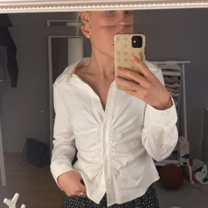 Vit skjorta  - Säljer en oanvänd tröja från Zara med prislapp och kvitto kvar, stolek Xl, men passar allt ifrån xs/S som jag är, frakt betalar köparen för:) (går tillome att lämna tbx och få hela beloppet på 399kr om man vill de...)