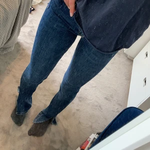 Zara jeans 36 - Jeans med slits i lite mörkare färg. Endast använda en gång. Köparen står för frakt❤️