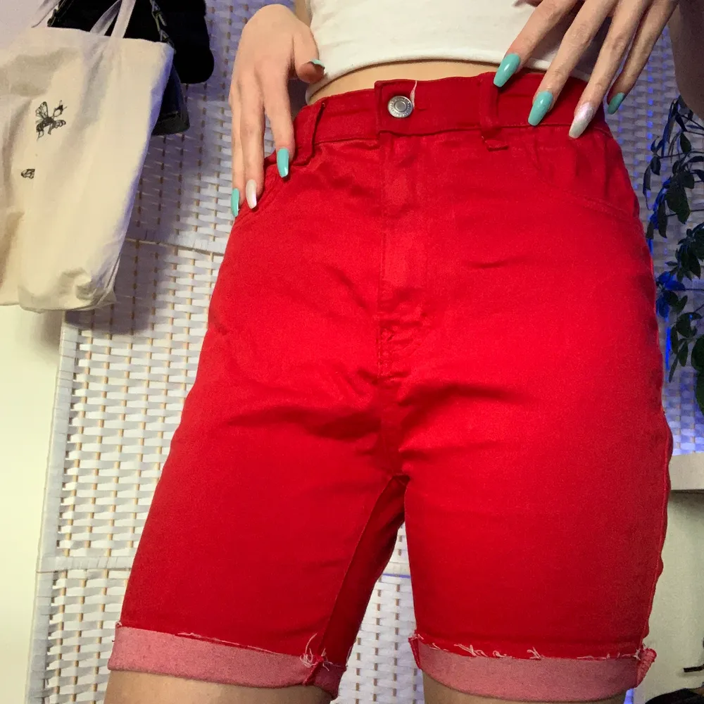 Röda snygga shorts som jag klippte av själv. Dem är högmidjade och om man vill ha dem kortare kan man bara klippa själv. Strl xs skriv om du har frågor!💖💖. Shorts.