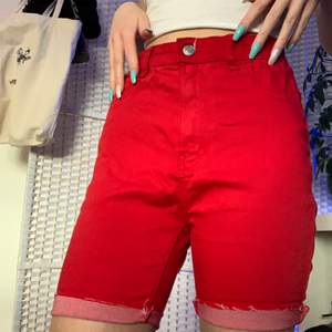 Röda snygga shorts som jag klippte av själv. Dem är högmidjade och om man vill ha dem kortare kan man bara klippa själv. Strl xs skriv om du har frågor!💖💖