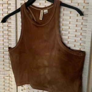 Trendig brun topp - Säljer en trendig brun topp köpt från HM som jag färgade brun. Säljer då den inte passsade så bra på mig och inte kommer till användning.💖