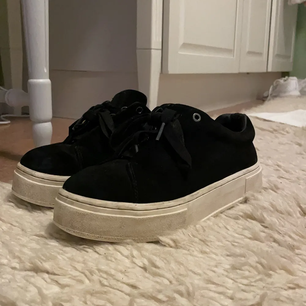 Skitsnygga svarta eytys sneakers. Använda men i väldigt gott skick och tagits väl hand om. Hör av dig för fler bilder eller frågor. Köparen står för frakt. . Skor.