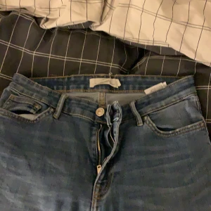 L.o.g.g jeans - Ljusblåa tajta jeans med fickor fram och bad