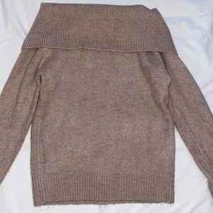 Off shoulder tröja - Jätte fin off shoulder tröja som är i en rosa/beige färg. Från New Yorker i storlek XS