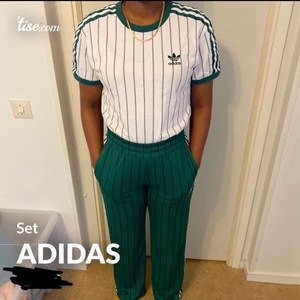 Adidas Set - Adidas Set 1 år gammal. Använd få gånger tvättat typ 1 gång lol . Ganska nice 
