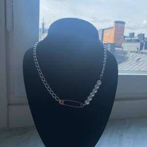 Jätte fint halsband med pärlor och säkerhetsnål! 💕💕