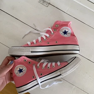 Converse  - Snygga coverse i storlek 38 i bra skick. Säljer för att de är försmå för mig som har storelk 39. 
