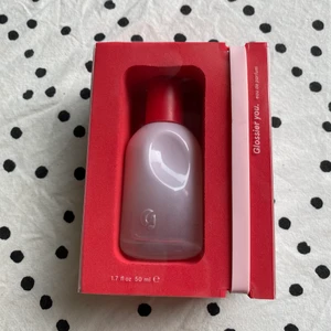 Helt ny parfym från glossier - Ett helt nytt parfym från glossier. 50ml Har endast testat en gång för att se hur den luktar men den var inget för mig. Kvar i original förpackning. Kan mötas upp i Göteborg/Mölndal eller skickad men då står köparen för frakt.