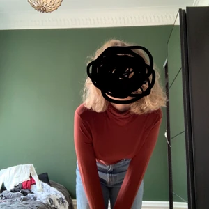 Rödbrun polotröja - Långärmad polotröja i rödbrunt. Väldigt mjukt tyg, perfekt på en sval sommar kväll eller på hösten. Köpt på Vero Moda för typ ett år sen. Tycker verkligen om den men använder den sällan. Långa mysiga ärmar. Kan mötas upp i Vasastan eller postas. Köpare betalar för post avgifter.