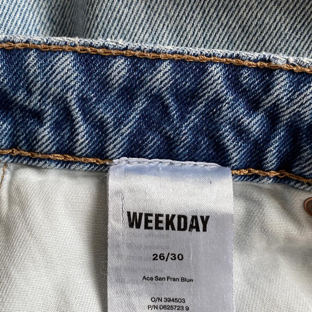 Vida avklippta jeans från Weekday i mycket bra skick, jag på andra bilden är 168cm lång.. Jeans & Byxor.