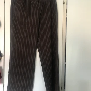 Kostymbyxor - Supersnygga kostymbyxor från Urban outfitters! Passar tyvär inte mig längre men sitter annars så bra! 😍 hör av dig för fler foton eller ev frågor! 