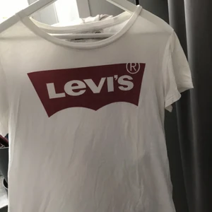 Levis - En fin Levis tröja som knappt använts och är i bra skick!  Ordinarie pris 200kr säljs för 70kr!