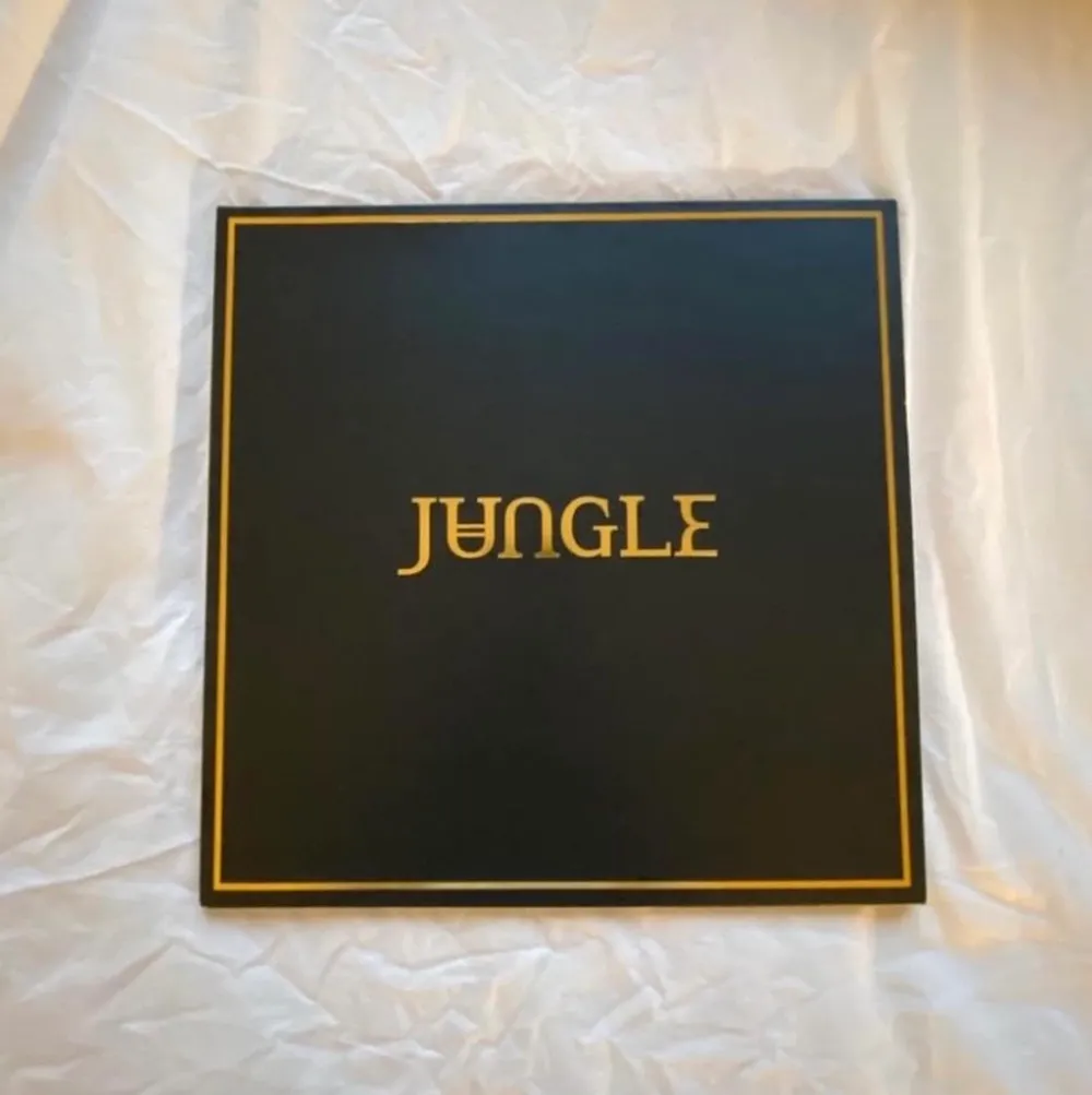 Säljer en ”Jungle” av Jungle vinyl, helt oanvänd. Dock är plastförpackningen runt borttagen men den har aldrig blivit spelad. Omslaget har tappat lite av färgen (se sista bilden) men annars är den i fint skick. Nypris 250 kr, säljes för 80. Endast upphämtning.. Övrigt.