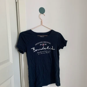 Bondelid t shirt  - Knappt använd köpt för c 300