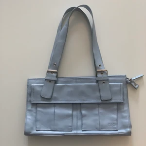 Rymlig axelväska - Ball axelväska i finaste blåa färgen! Perfekt detalj till din outfit i sommar (väskan har några märken på baksidan, men inget som man tydligt lägger märke till)