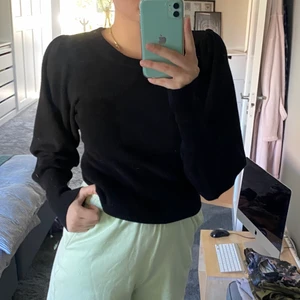 Svart tröja  - Säljer denna jättefina svarta tröjan i lite tjockare material, knappt använd så i jättefint skick!!