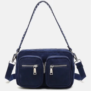 NOELLA celina navy⚡️ - EN AV MINA FAVVO väskor som jag tyvärr inte hinner använda längre!!!💕 bra skick å i ett sammetsliknande mjukt material. Passar till ALLT i garderoben⚡️ nypris: 700