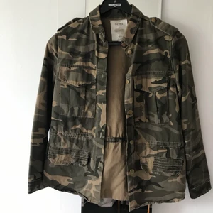 Militärmönstrad jacka.  - Snygg militärmönstrad jacka. Storlek S. Använd en del men i bra skick. Skriv för fler bilder eller övriga funderingar 🙌