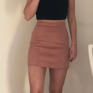 Rosa kjol i mocca-imitation - Rosa kjol i mocca-imitation från primark. Dragkedja i bak som är en fin detalj! Storlek XS/S, använd endast några få gånger