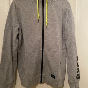 Björn Borg Hoodie - En Björn Borg Hoodie som är i gott skicka och sparsamt använd. Storleken är S och den säljs på grund av att jag inte använder den längre. Priset är inte spikat! Kan gå ner vid snabb och smidig affär.