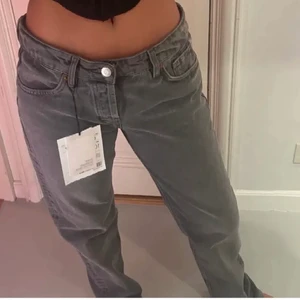 Zara lågmidkade jeans strl 34 - Säljer de populära lågmidjade zara jeansen i storlek 34. Dem är en aningen för små därav säljer jag dem, knappast använda och har inte klippt i längden, så dem är fortfarande i sin original längd. Fraktar eller möts upp i Malmö / Lund ❤️💕 (bud på 800kr)