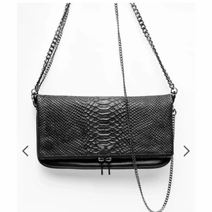 Zadig väska - Säljer min fina zadig väska då den tyvärr nästan aldrig kommer till användning. Hur snygg som helst men skulle vara kul om den fick en ny ägare som den används mer hos. Nypris runt 4000. I helt nytt skick, endast använt några enstaka gånger. Dustbag och båda banden till väskan medföljer vid köp 💕💕