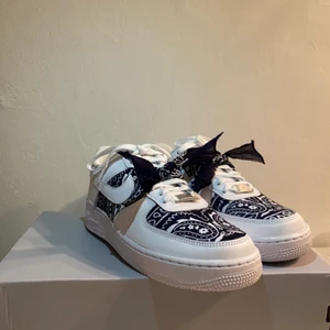 Nike air Force 1 bandana - Hej! Vi gör custom made Nike air Force 1, har du egen önskan på design så är det bara höra av dig så fixar vi! Se vårt Instagram konto för mer av våra skor!