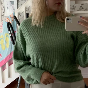 Grön tröja HM - Grön helt oanvänd och ny tröja från HM i storlek M. Jätteskön tröja med mycket stretch och supermjukt material. 