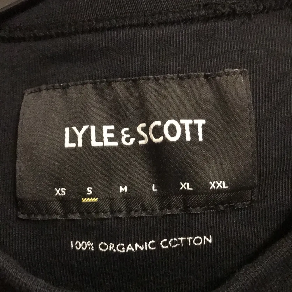 En svart t-shirt klänning från Lyle & scott i storlek s( klänningen passar bra på mig och jag är en S ) fint skick, andvänd fåtal gånger säljer pågrund av att den inte kommer till andvändning. Köpte för 500kr och säljer nu för 250kr ( kom privat för fler bilder ). Klänningar.