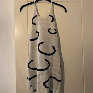 Stickad klänning - Suuuperfin stickad klänning i strl XS, satt tyvärr inte bra på mig ☺️🥰 Halterneck och låg i ryggen! 