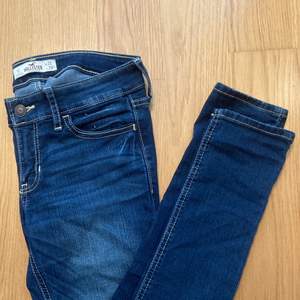 Fina mörkblå jeans från hollister i W:25 och L:29. Säljs på grund av att jag växt ur dem. De är mer mörkblå än vad bilderna visar