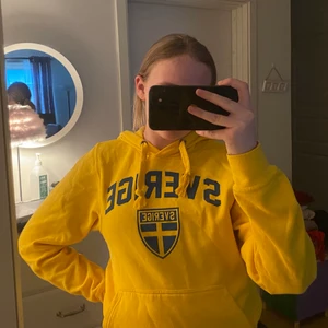 Sverige tröja  - Sverige tröja. Väl använd men fortfarande i fint skick. Säljs för att den är för liten. Storlek: S. Pris: 50kr+frakt.