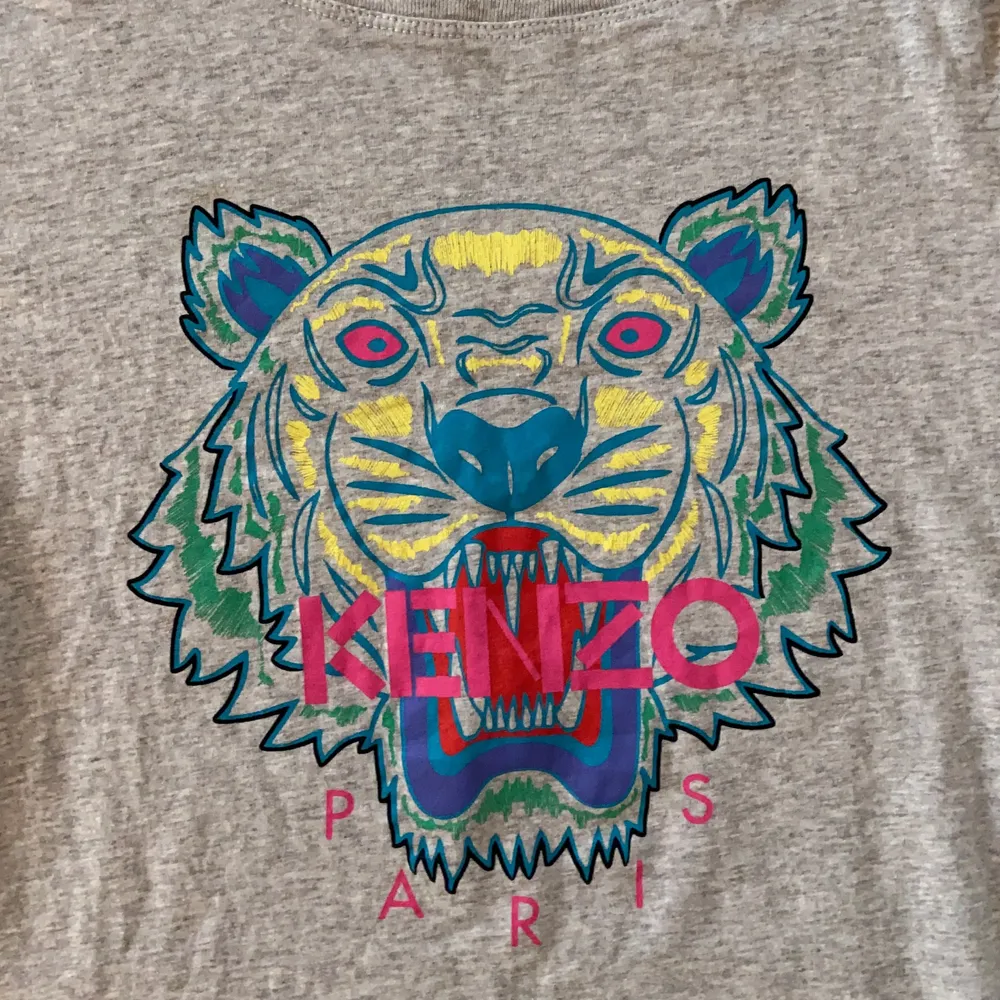 Säljer kenzo tshirt. Använd ett fåtal gånger samt i mycket bra skick!. T-shirts.
