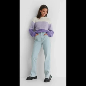 Jeans - Super fina jeans aldrig använda, prislappen är fortfarande kvar. De är ett par jeans från Emelie malous kollektion med nakd, de är ekologiska raka jeans med medelhög midja med en slits på varsina ben, som sagt super fina verkligen💕