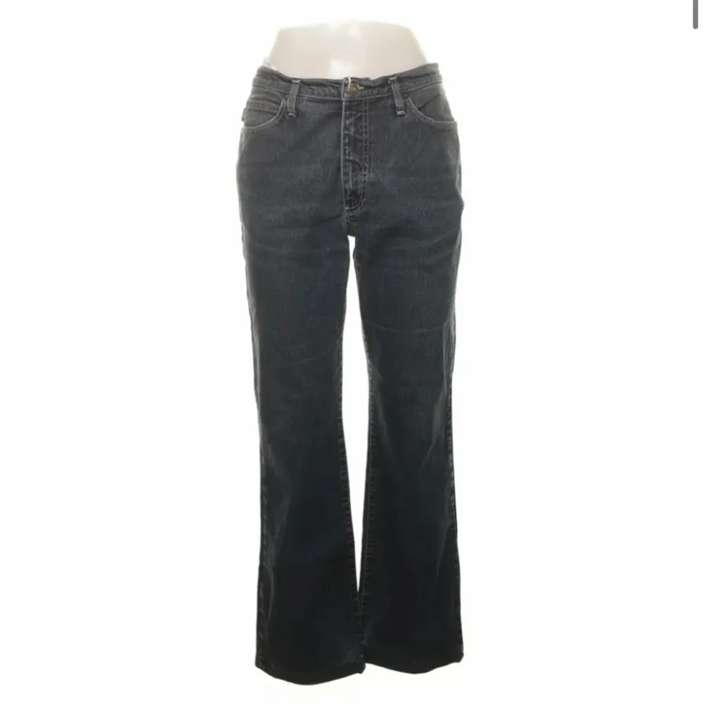 Jättesnygga jeans från Sellpy som tyvärr var lite små i midjan på mig som som brukar ha W28 eller storlek 38/40.  De är mörkblå.. Jeans & Byxor.