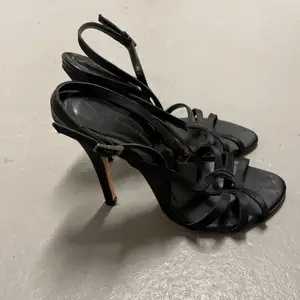 Högklackade skor i läder från HM, designad av Madonna. 