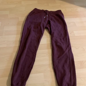 Cubus organic cotton  - Ett par vin röda mjukis byxor, fina i skick. Säljer för att dom inte passar